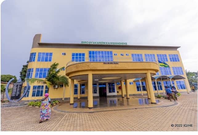 Abakozi bagera kuri cumi numwe(11) basezeye akazi mukarere ka Nyamasheke
